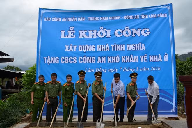 Trung tướng Lê Ngọc Nam, nguyên Phó Tổng cục trưởng Tổng cục Chính trị CAND; đại diện Báo CAND, Trung Nam Group, Công an tỉnh Lâm Đồng và Công an các huyện Đam Rông, Lạc Dương, Di Linh khởi công xây dựng nhà tình nghĩa tặng gia đình Trung úy Trần Quang Đức