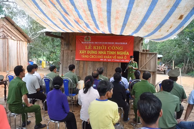 Nhiều bà con dân tộc Mơ Nông của buôn Yông Hắt, xã Krông Nô đến chia vui cùng Thượng úy Y Long