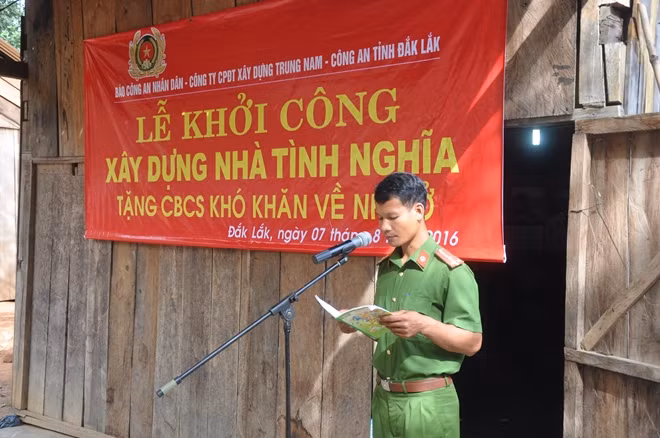 Thượng úy Y Long thay mặt những trường hợp CBCS Công an khó khăn về nhà ở gửi lời cảm ơn chân tình đến Ban Biên tập, cán bộ chiến sĩ Báo CAND và lãnh đạo, công nhân viên Trung Nam Group.