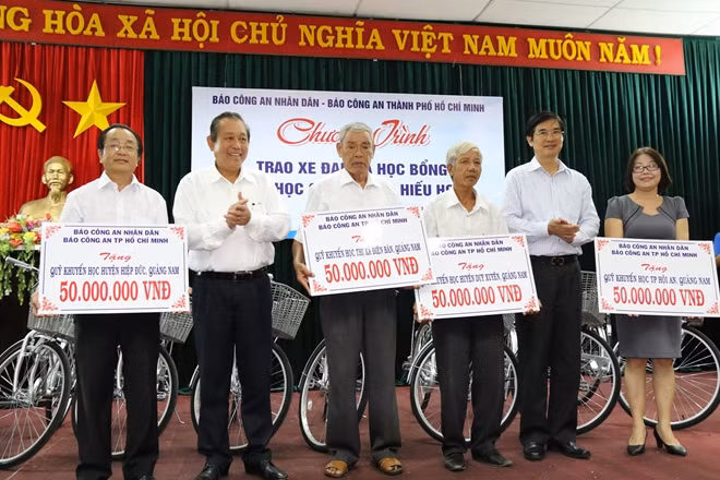Phó Thủ tướng Trương Hòa Bình cùng các đại biểu tặng tiền hỗ trợ Qũy Khuyến học các huyện: Hiệp Đức, Duy Xuyên, Hội An, Điện Bàn, tỉnh Quảng Nam.