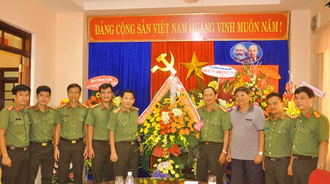 Đại tá Trần Đình Liên, Phó Giám đốc Công an TP Đà Nẵng cùng đoàn công tác tặng hoa chúc mừng cán bộ chiến sĩ Báo CAND nhân dịp 21-6