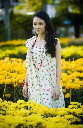 Trương Hồ Phương Nga từng giành vương miện Hoa hậu Người Việt tại Nga năm 2007. Sau khi đăng quang, người đẹp không lấn sân sang làng giải trí ngay mà tập trung cho việc học đại học tại Nga. Năm 2009, cô trở về nước và dần tạo được sự chú ý qua các bộ ảnh thời trang. Thời gian đầu, Phương Nga làm việc tại một công ty truyền thông ở TP HCM.