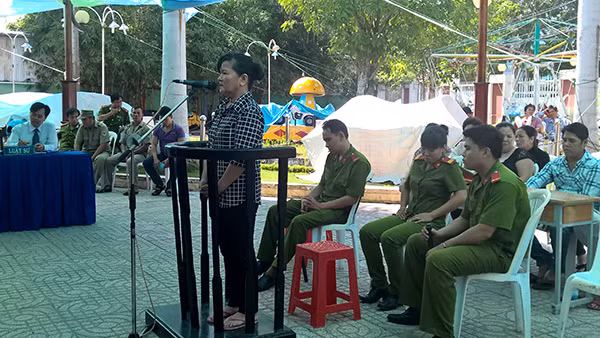 Bị cáo Hường tại phiên xử lưu động.