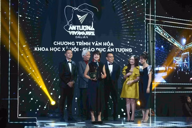 Nhà báo Diễm Quỳnh thay mặt ê kip thực hiện "Quán Thanh Xuân: Về nhà xem phim" nhận giải Chương trình Văn hóa - Khoa học Xã hội Giáo dục ấn tượng