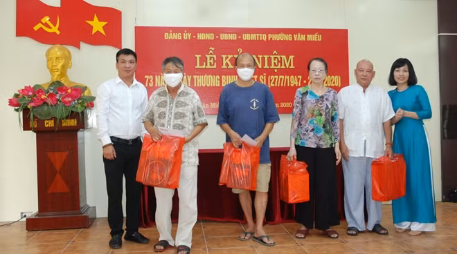 Nhiều phần quà nghĩa tình đã được trao tặng cho người bị ảnh hưởng chất độc da cam