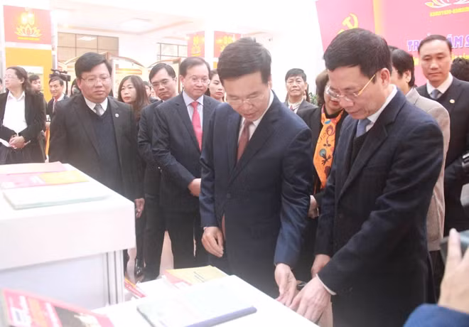 Các đại biểu tham quan triển lãm