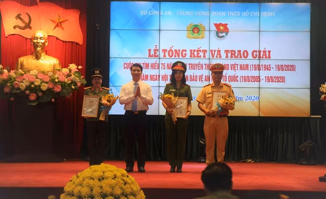 Đồng chí Nguyễn Ngọc Lương, Bí thư Trung ương Đoàn trao giải Nhất cho tác giả, nhóm tác giả