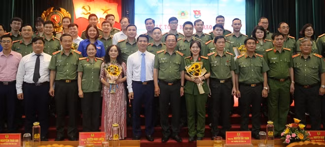 Thứ trưởng Nguyễn Văn Thành và Bí thư Trung ương Đoàn Nguyễn Ngọc Lương cùng các đại biểu, các tác giả, tập thể đạt giải
