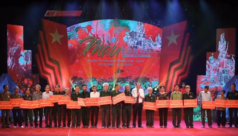 Chương trình “Màu hoa đỏ” - Tri ân người có công với đất nước