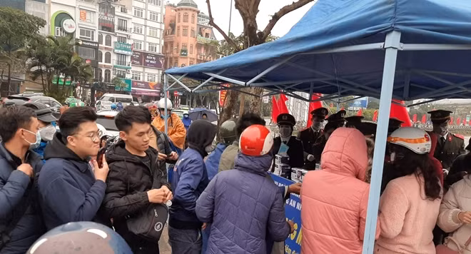Dòng người xếp hàng nhận khẩu trang bên phố Hoàng Cầu chiều ngày 4/2