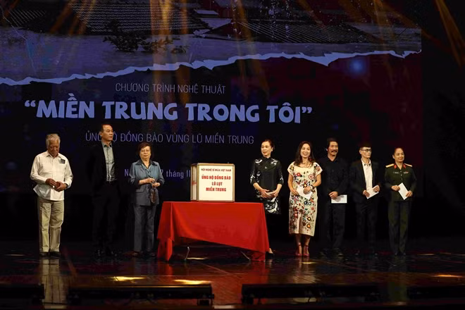 Các nghệ sĩ quyên góp ủng hộ đồng bào miền Trung qua chương trình