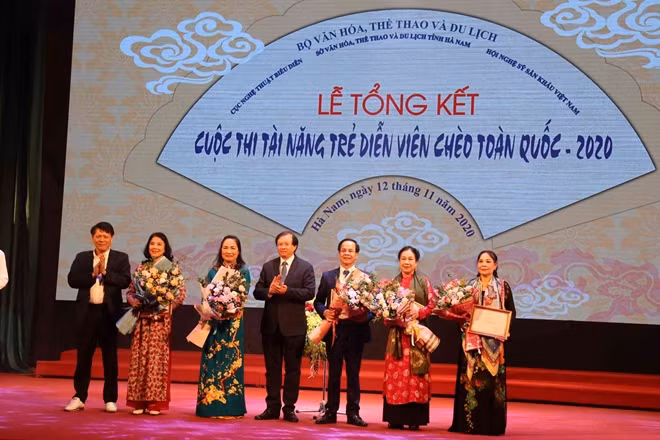 Thứ trưởng Bộ VHTTDL Tạ Quang Đông tặng hoa các nghệ sĩ trong Ban giám khảo