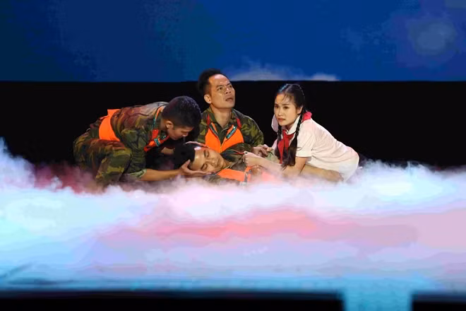 Hình ảnh cán bộ chiến si hy sinh quên mình giúp đỡ đồng bào được tái hiện xúc động trên sân khấu