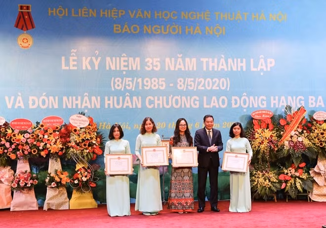 Phó Chủ tịch UBND TP Hà Nội Lê Hồng Sơn trao Bằng khen của UBND thành phố cho các cá nhân (ảnh: Thanh Tùng)