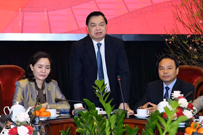 Đồng chí Lê Mạnh Hùng, Phó Trưởng Ban Tuyên giáo Trung ương trao đổi với báo chí về dự án phim (Ảnh: Thủy Nguyên)