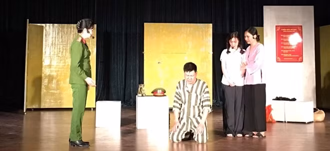 Cảnh trong vở "Nhật ký kẻ tử tù"