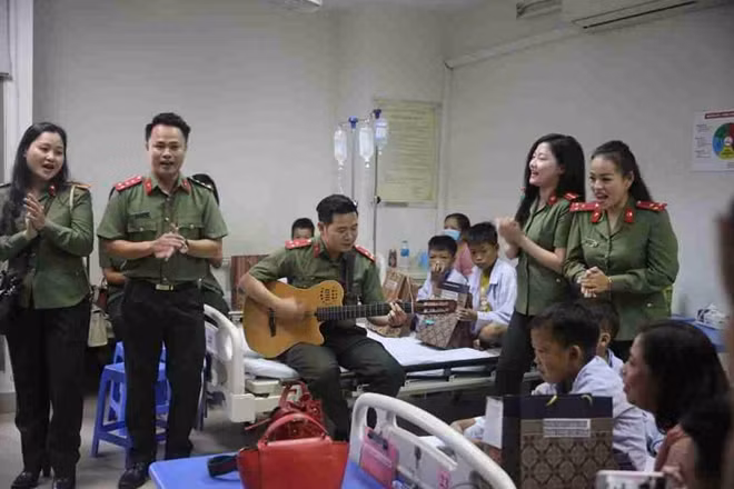 Các nghệ sĩ Nhà hát CAND biểu diễn phục vụ bệnh nhi ngày 18/10
