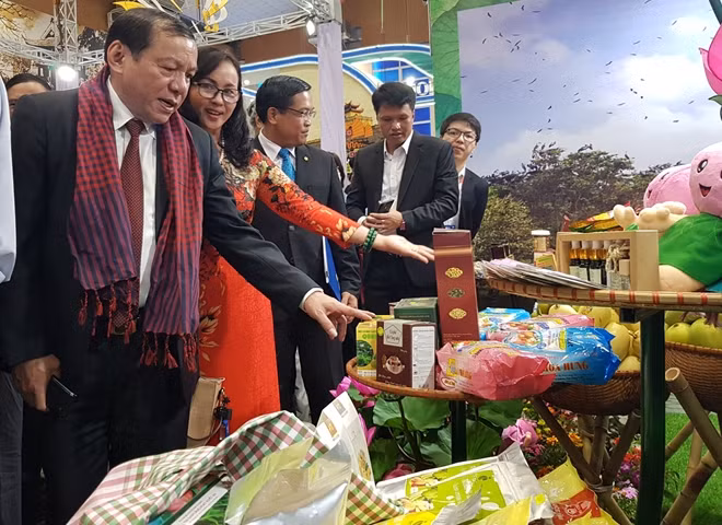 Các đại biểu tham quan gian hàng tại hội chợ