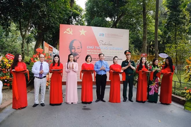 Cắt băng khai mạc triển lãm ngày 6/5
