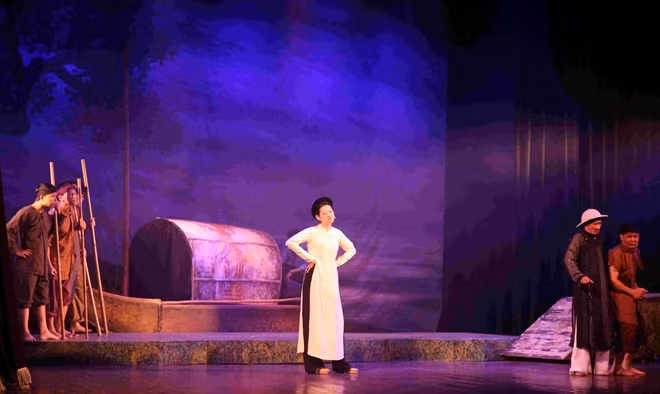 Bối cảnh vở diễn trải dài từ thời kỳ kháng chiến chống Pháp đến sau ngày đất nước thống nhất