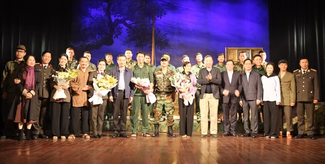 Đại tướng Tô Lâm, Ủy viên Bộ Chính trị, Bộ trưởng Bộ Công an và đông đảo các nhà quản lý, nghệ sĩ đã đến dự, chúc mừng các nghệ sĩ Nhà hát CAND
