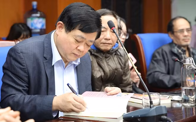 Tác giả Nguyễn Thế Kỷ ký sách tặng bạn hữu trong ngày ra mắt "Hừng đông"