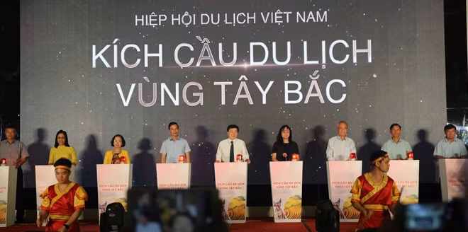 Đại diện các Hiệp hội Du lịch, cơ quan quản lý và doanh nghiệp nhấn nút khởi động chương trình kích cầu du lịch Tây Bắc
