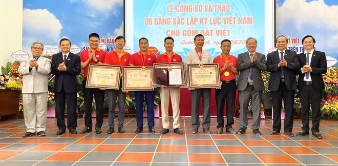 Tổ chức Kỷ lục Việt Nam trao bằng xác lập kỷ lục cho Gốm Đất Việt