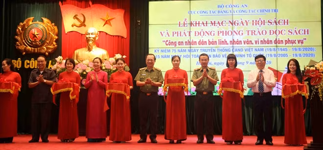 Thượng tướng, PGS.TS Nguyễn Văn Thành, Thứ trưởng Bộ Công an và các đại biểu cắt băng khai mạc ngày hội và triển lãm