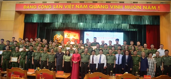 Thứ trưởng Nguyễn Văn Thành cùng các tập thể, cá nhân được khen thưởng, đạt giải của 2 cuộc thi