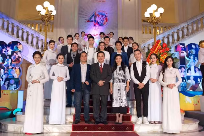 NSƯT Chí Trung và các nghệ sĩ của Nhà hát Tuổi trẻ
