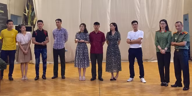 Các diễn viên tham gia vở diễn "Con đò của mẹ" (ảnh: Phạm Việt)