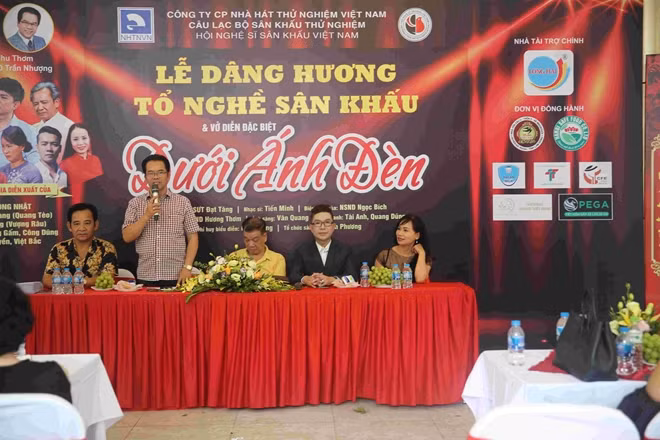NSND Trần Nhượng và ê kíp thực hiện vở "Dưới ánh đèn" chia sẻ về chương trình Ngày Sân khấu Việt Nam và tác phẩm