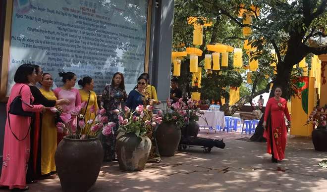 Khách thập phương và đông đảo thanh đồng hội ngộ tại Phủ Tây Hồ chiều ngày 28-6