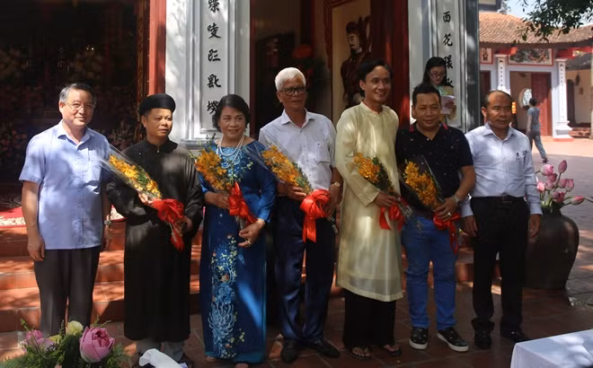 TS Bùi Hữu Dược, Vụ trưởng Vụ Phật giáo, Ban Tôn giáo Chính phủ tặng hoa động viên Ban tổ chức chương trình