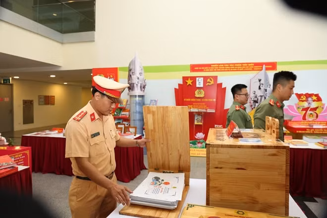 Hoạt động triển lãm thu hút sự quan tâm của nhiều cán bộ, chiến sĩ