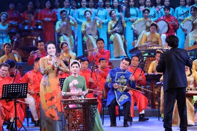 Ca sĩ Tân Nhàn và các nghệ sĩ trong liên khúc mở màn chương trình