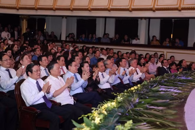 Các đồng chí lãnh đạo dự chương trình nghệ thuật (Ảnh: Trần Huấn)