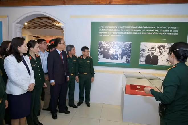Các đại biểu tham quan triển lãm ngày 26/11