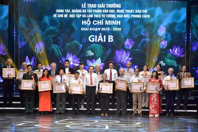Trung tá, NSND Nguyễn Thị Thúy Hiền cùng các đại diện tập thể, cá nhân đạt giải B tại lễ trao giải tối ngày 13/5