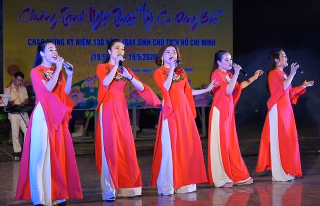 Tốp ca nữ Nhà hát CAND biểu diễn trong chương trình (ảnh: Hữu Huy - Tất Nghĩa)