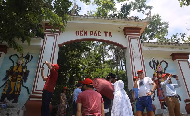 Điện thoại thông minh - phương tiện check in phổ biến của du khách hiện nay