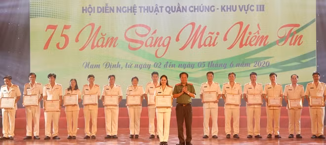 Trung tướng Đào Gia Bảo, Cục trưởng Cục Công tác Đảng và công tác chính trị trao giải Nhất cho Đoàn nghệ thuật quần chúng công an tỉnh Nam Định