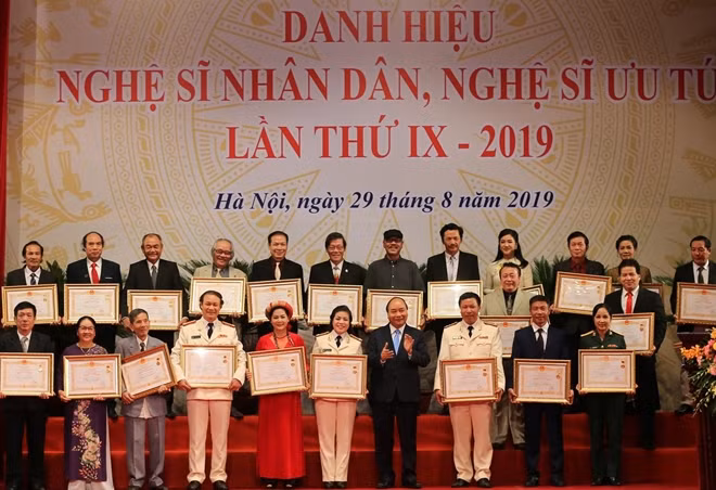 NSND, NSƯT là danh hiệu cao quý của Nhà nước dành cho các nghệ sĩ .