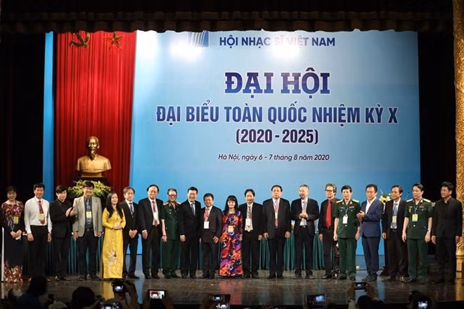 Đồng chí Võ Văn Thưởng chúc mừng Ban chấp hành của Hội Nhạc sĩ Việt Nam nhiệm kỳ X