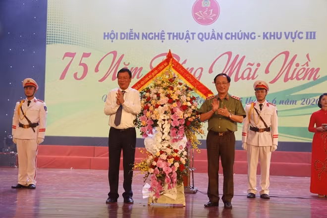Thượng tướng Nguyễn Văn Thành thay mặt lãnh đạo Bộ Công an tặng lẵng hoa, cảm ơn Bí thư Tỉnh ủy tỉnh Nam Định, đồng chí Đoàn Hồng Phong