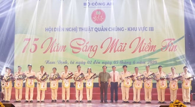 Thứ trưởng Nguyễn Văn Thành và Phó Chủ tịch UBND tỉnh Nam Định, đồng chí Trần Lê Đoài chúc mừng, động viên các đoàn dự Hội diễn
