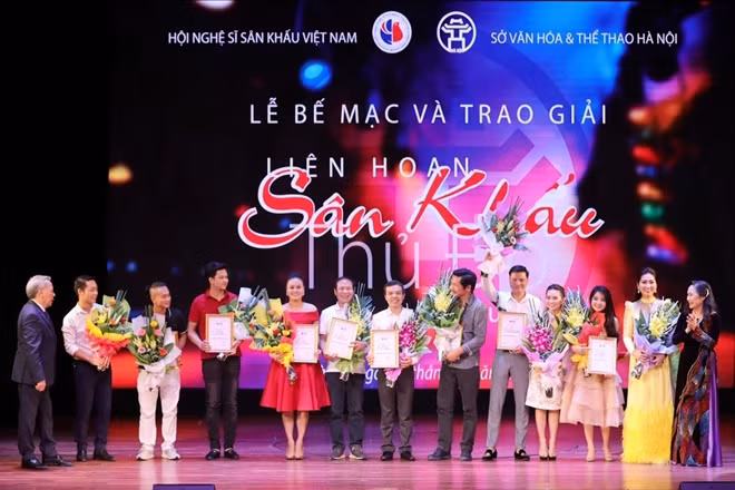 Các nghệ sĩ rạng rỡ tại lễ trao giải