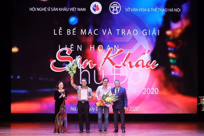 Ban tổ chức trao giải thưởng cho 2 đơn vị có vở diễn đoạt Huy chương Vàng
