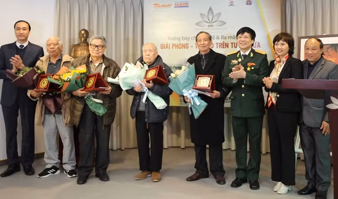 Ban tổ chức và các nhà báo lão thành báo Giải phóng